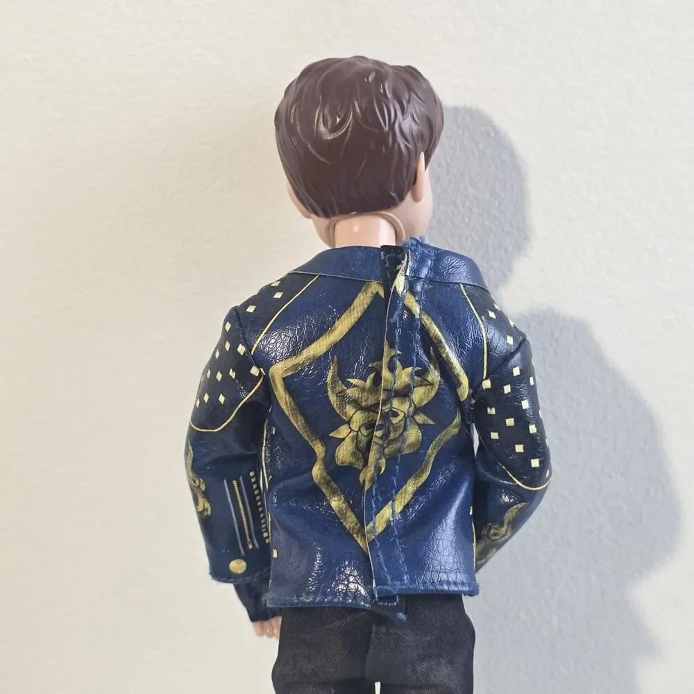 Hasbro Disney Descendants 2 Isle Of The Lost King Ben Auradon Prep EUC Clothes